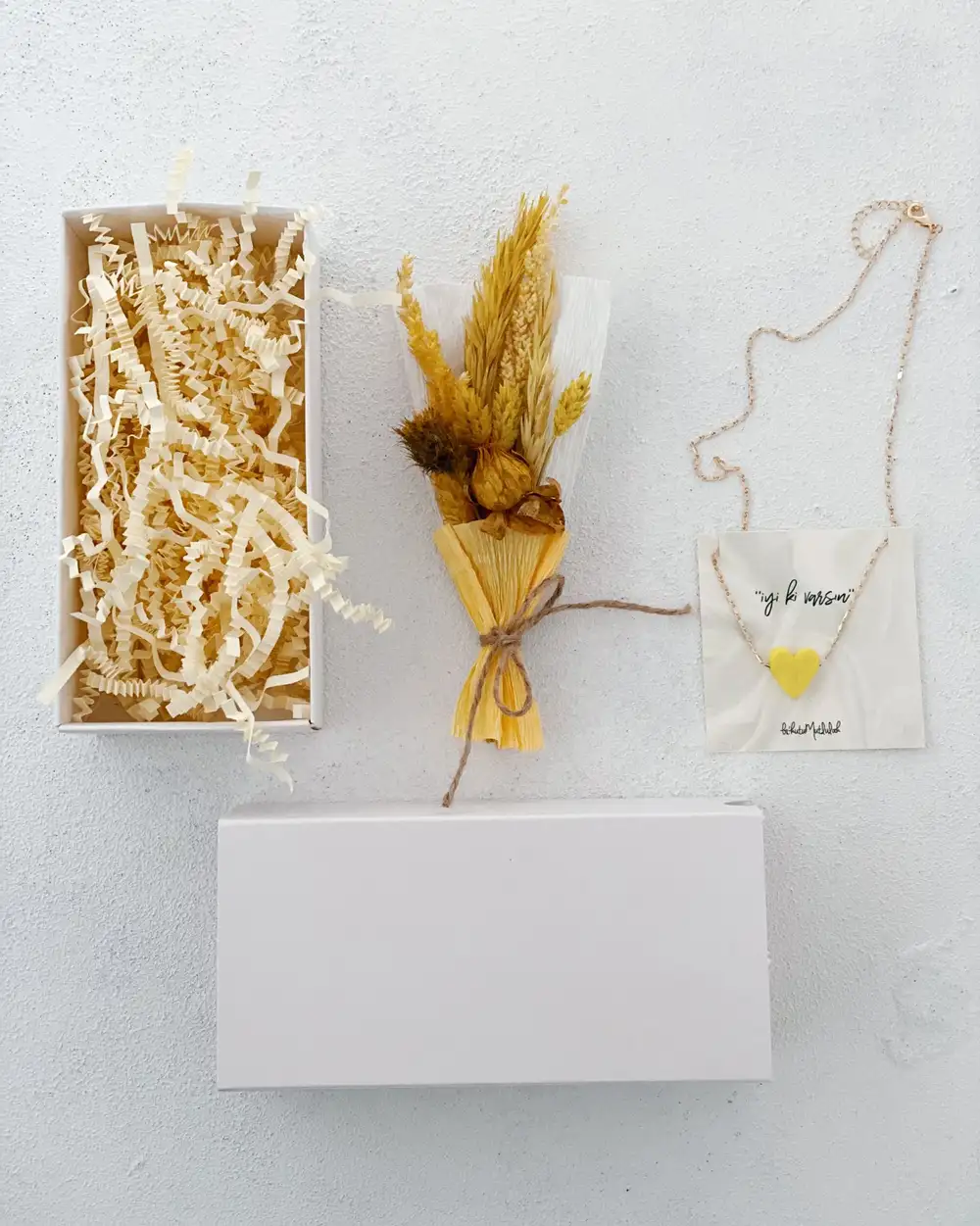 Çekmeceli Kutuda Sarı Çiçek Buketi ve Murano Cam Sarı Kalp Kolye Hediye Seti