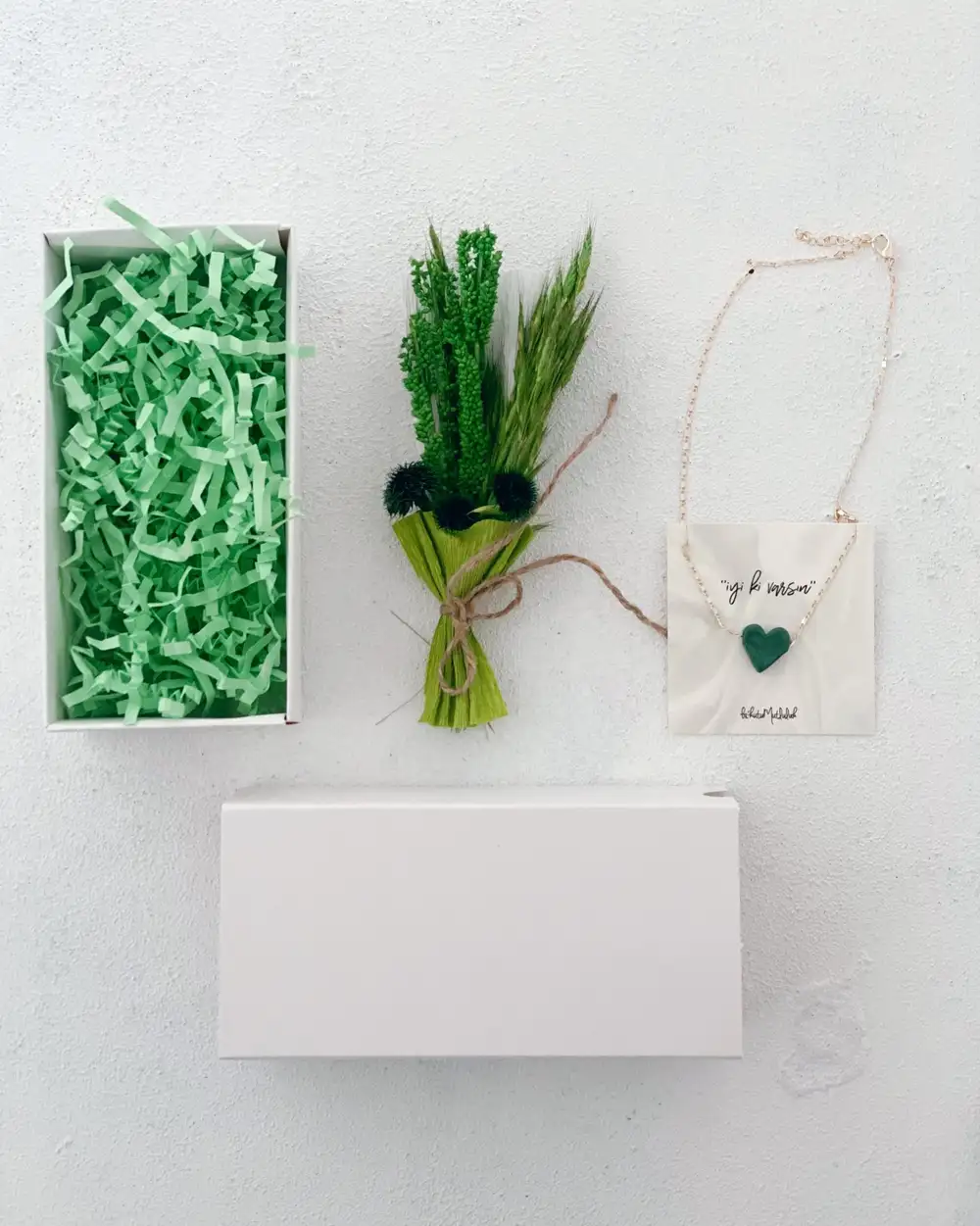 Çekmeceli Kutuda Yeşil Çiçek Buketi ve Murano Cam Yeşil Kalp Kolye Hediye Seti
