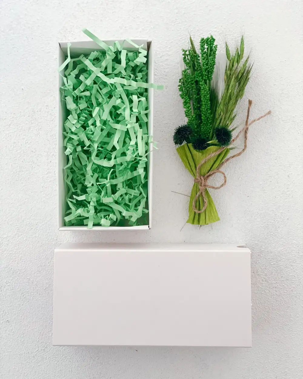 Çekmeceli Kutuda Yeşil Çiçek Buketi ve Murano Cam Yeşil Kalp Kolye Hediye Seti