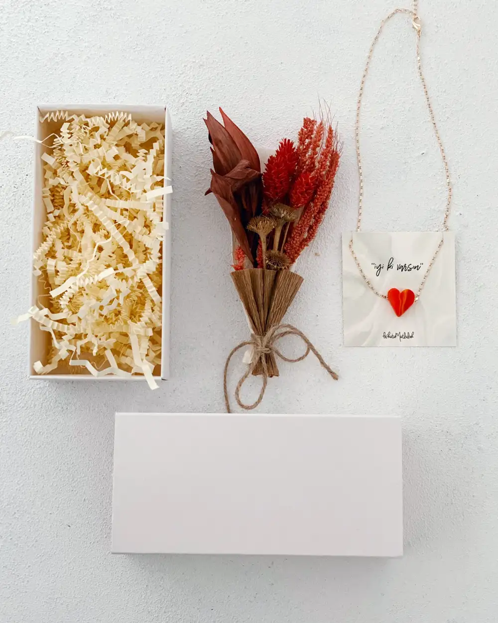 Çekmeceli Kutuda Kiremit Çiçek Buketi ve Murano Cam Turuncu Kalp Kolye Hediye Seti