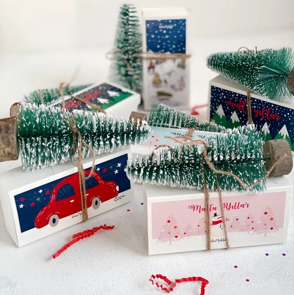 Karlar Düşer Mutlu Yıllar Çekmeceli Kutuda Yılbaşı Nakışlı Çorap 2'li ve Dekoratif Minimal Karlı Çam Ağacı Hediye Seti