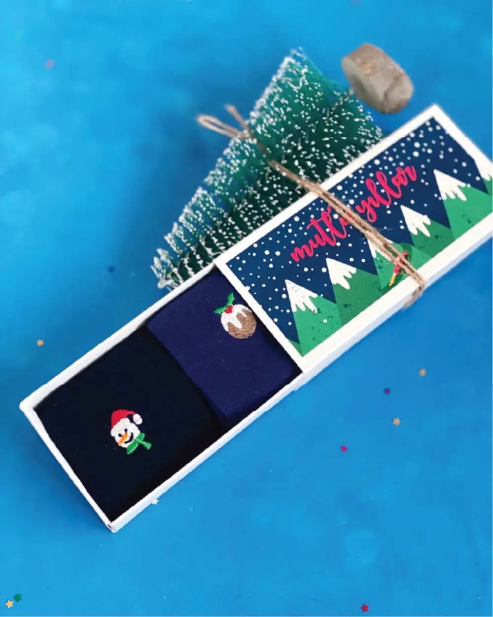 Karlar Düşer Mutlu Yıllar Çekmeceli Kutuda Yılbaşı Nakışlı Çorap 2'li ve Dekoratif Minimal Karlı Çam Ağacı Hediye Seti