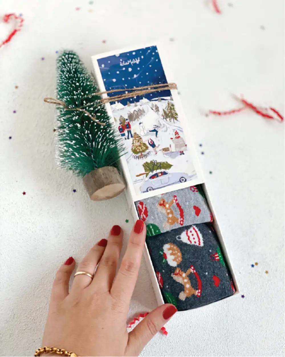 Yılbaşı Heyecanı Çekmeceli Kutuda Yılbaşı Nakışlı Çorap 2'li ve Dekoratif Minimal Karlı Çam Ağacı Hediye Seti