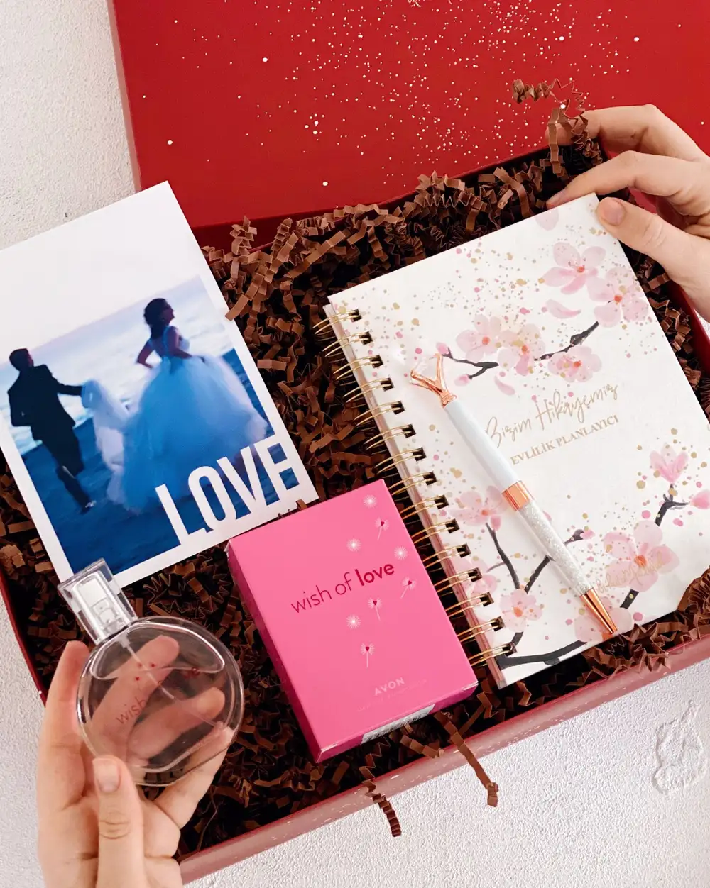 Aşk Mesajlı Kişiye Özel Fotoğraf Baskılı Parfümlü Şık Sakura Nişanlıya Hediye Kutusu Seti
