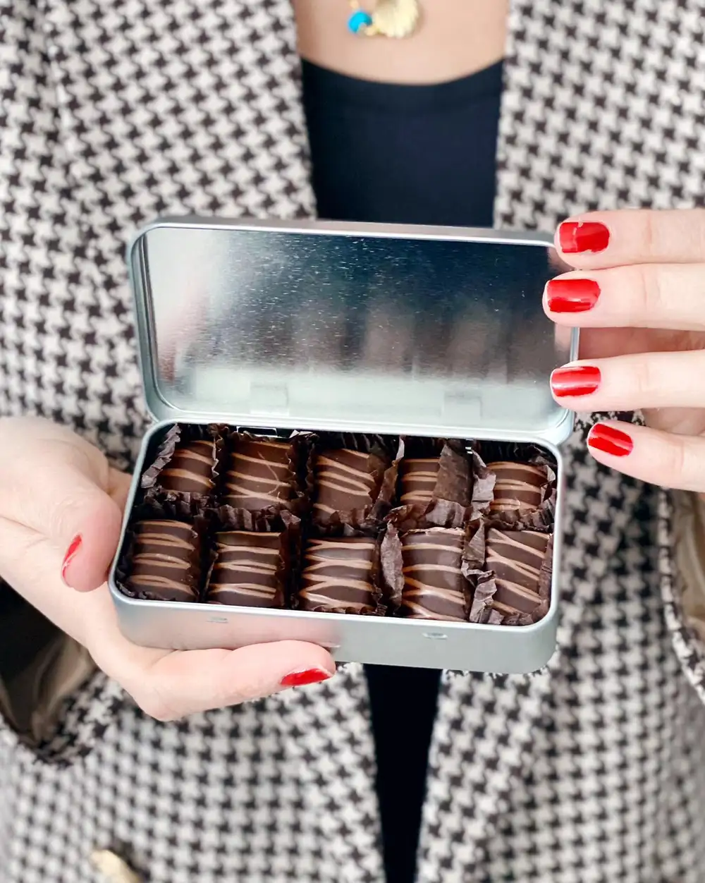 Tafe - İyi Bayramlar Bayram Hediyesi Metal Kutulu Çikolata Kaplı Fıstıklı Lokum