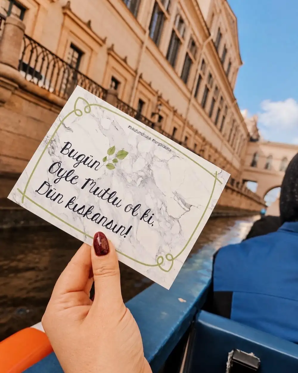 Öyle Mutlu Ol Ki! Motto Kartı Kartpostal