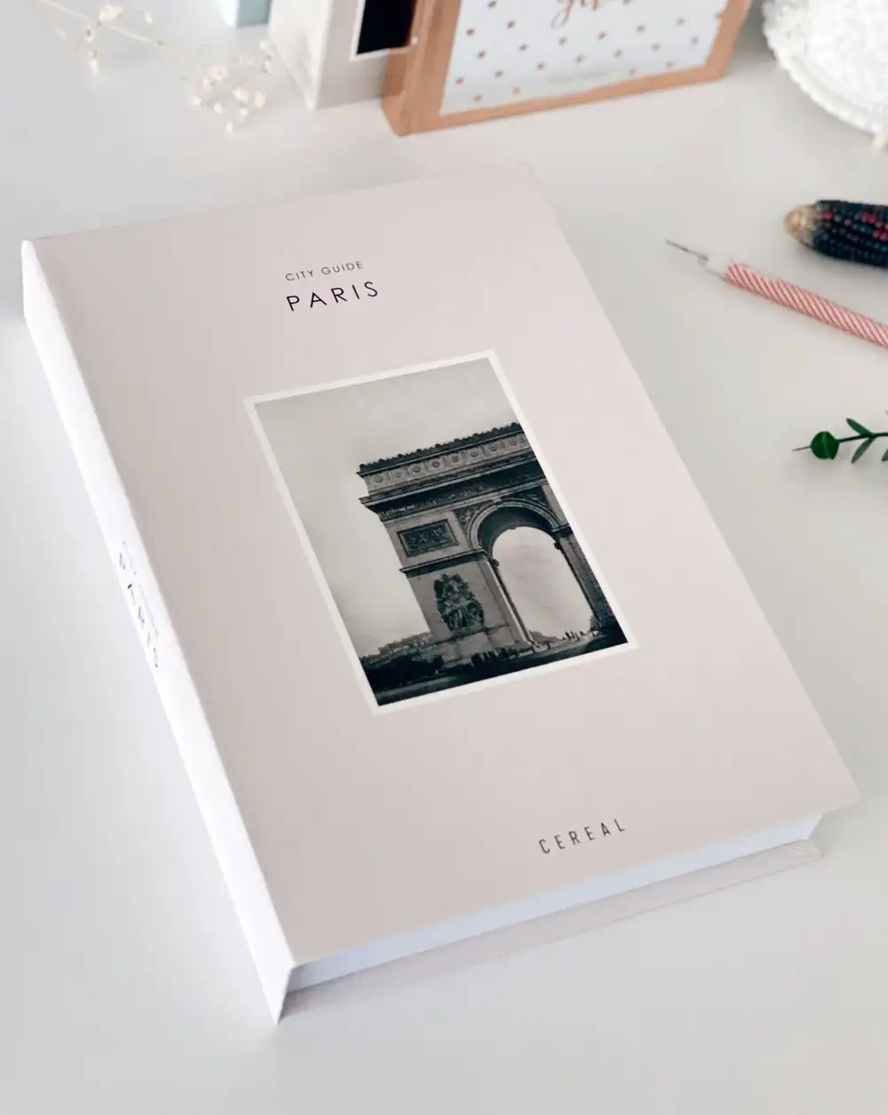 City Guide Ekru Sade Dekoratif Kitap Kutusu