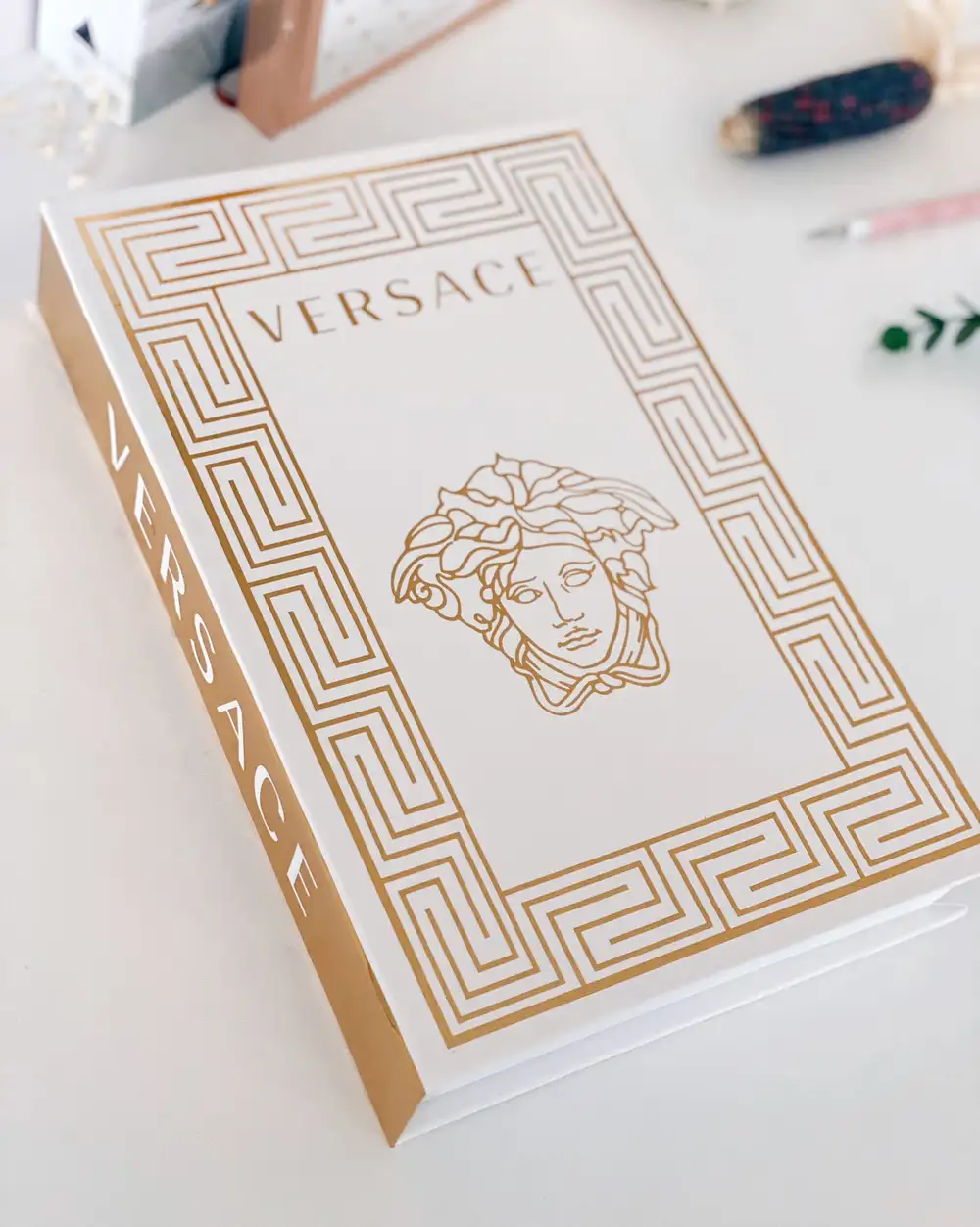 Versace Gold Şıklığı Dekoratif Kitap Kutusu