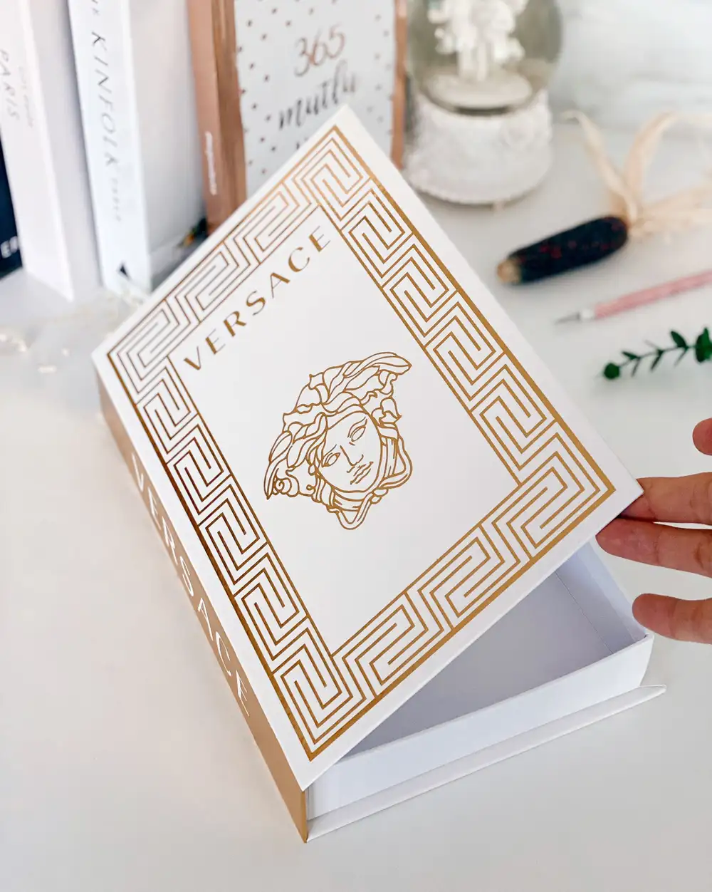 Versace Gold Şıklığı Dekoratif Kitap Kutusu