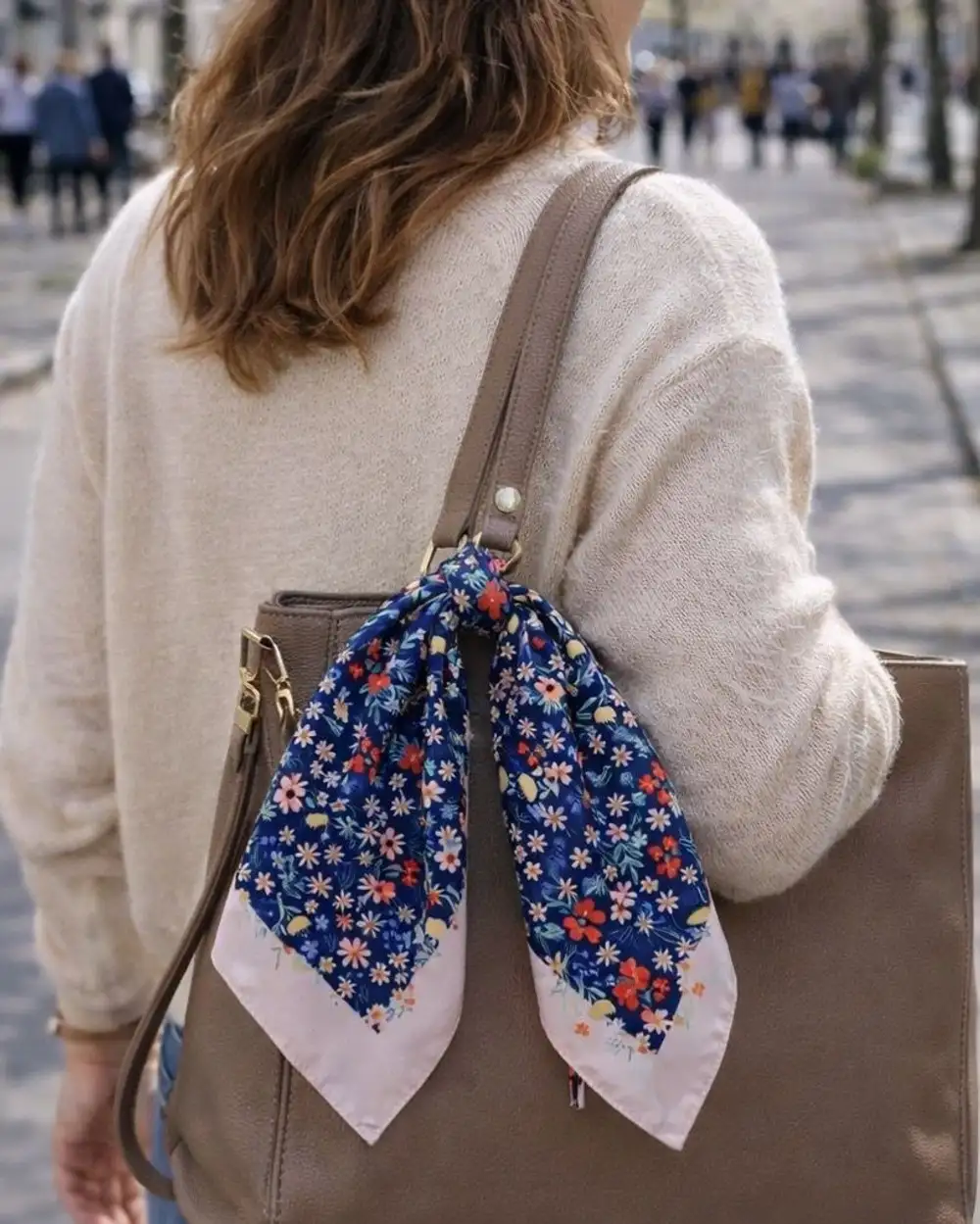 Zarif Çiçekli Lacivert Saten Fular