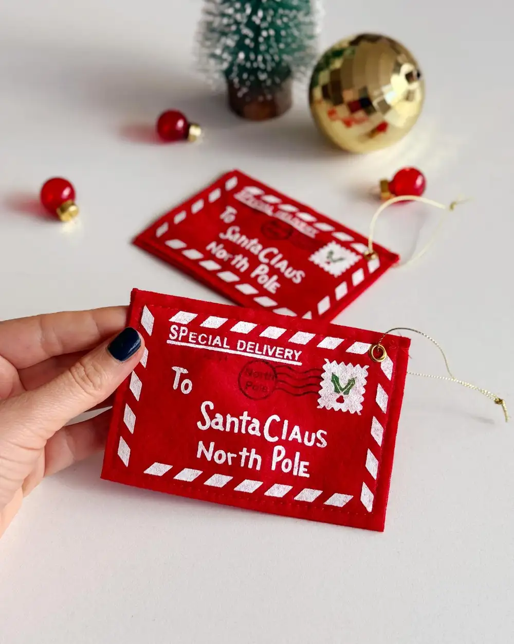 Dekoratif Yılbaşı Süsü - Kırmızı Keçe Zarf Çam Ağacı Süsü