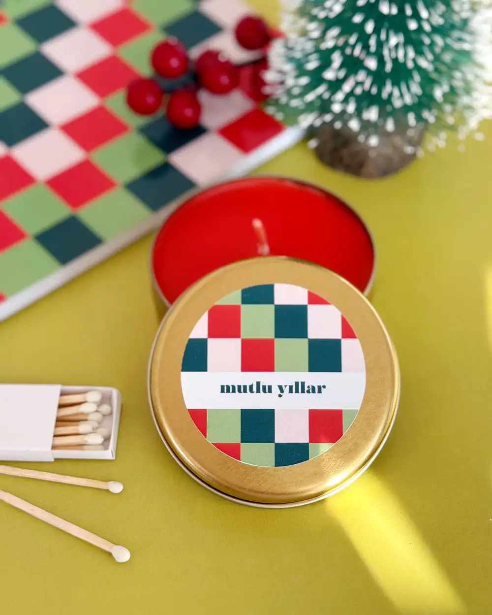 Mutlu Yıllar Damalı Yılbaşı Metal Kutuda Hediyelik Mum