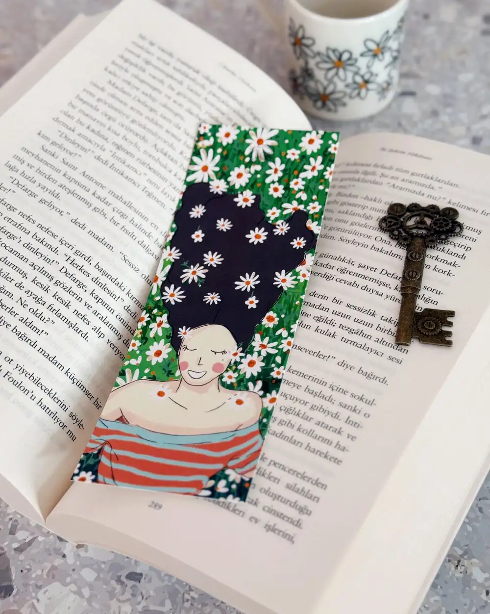 Papatyalı Kız Çizimli Kitap Ayracı