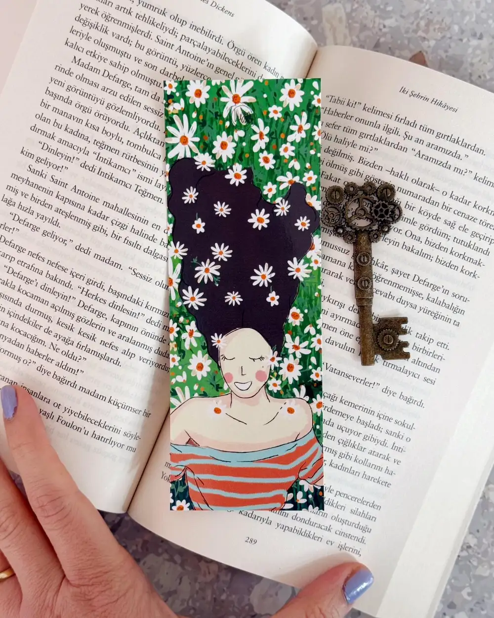 Papatyalı Kız Çizimli Kitap Ayracı