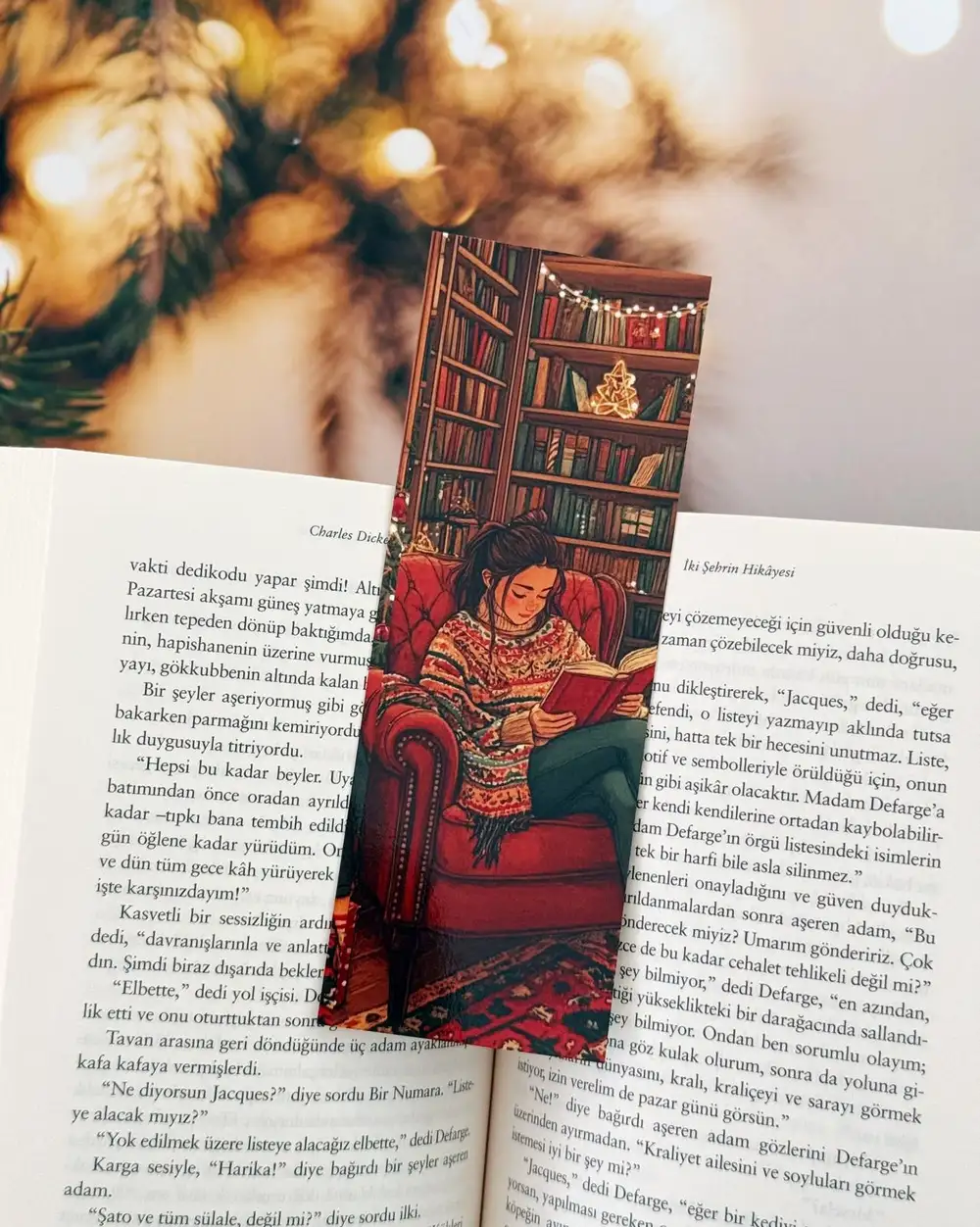 Kitap Okuyan Kız Çizimli Vintage Kitap Ayracı