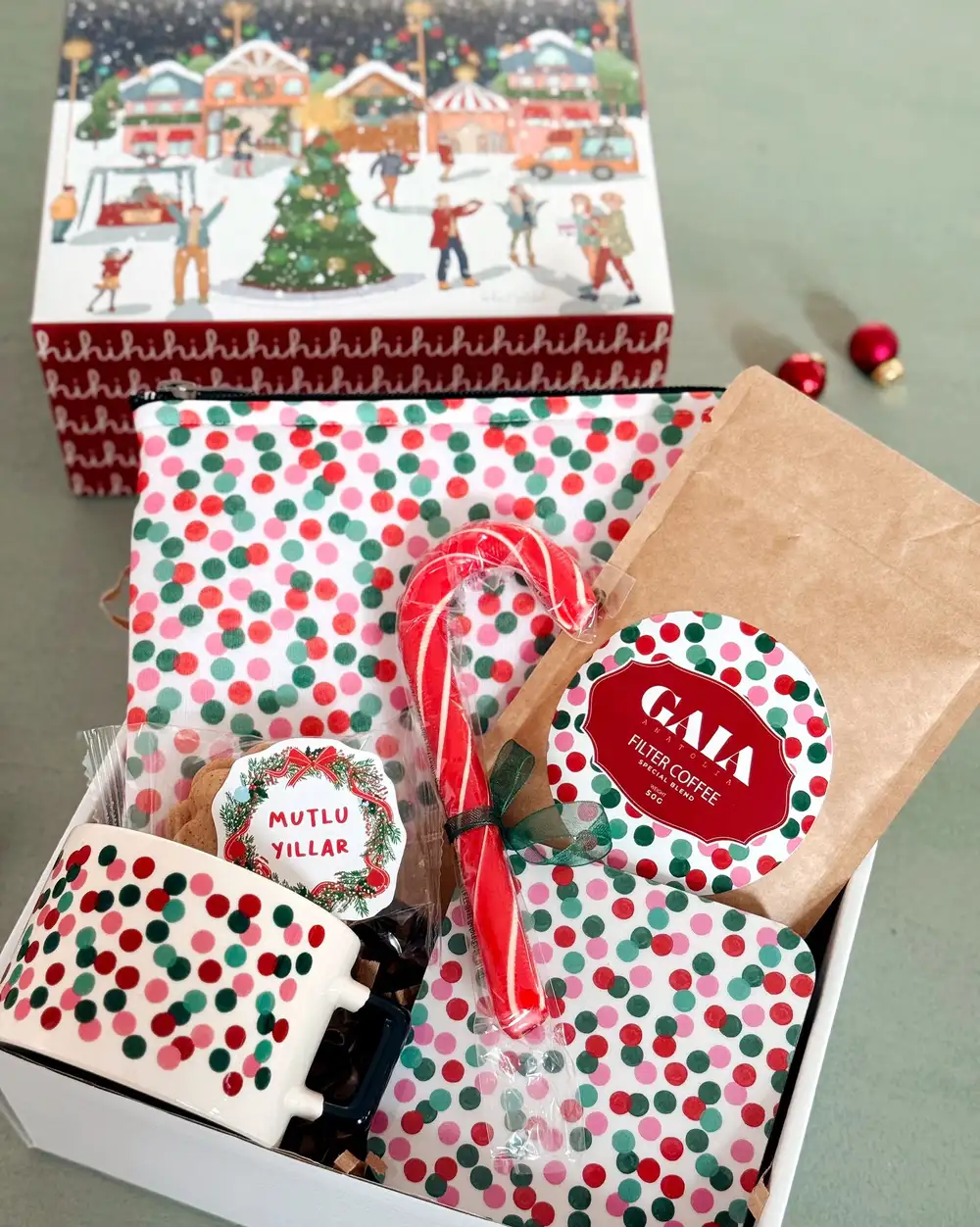 Konfetili Mutlu Eden Yılbaşı Hediye Kutusu