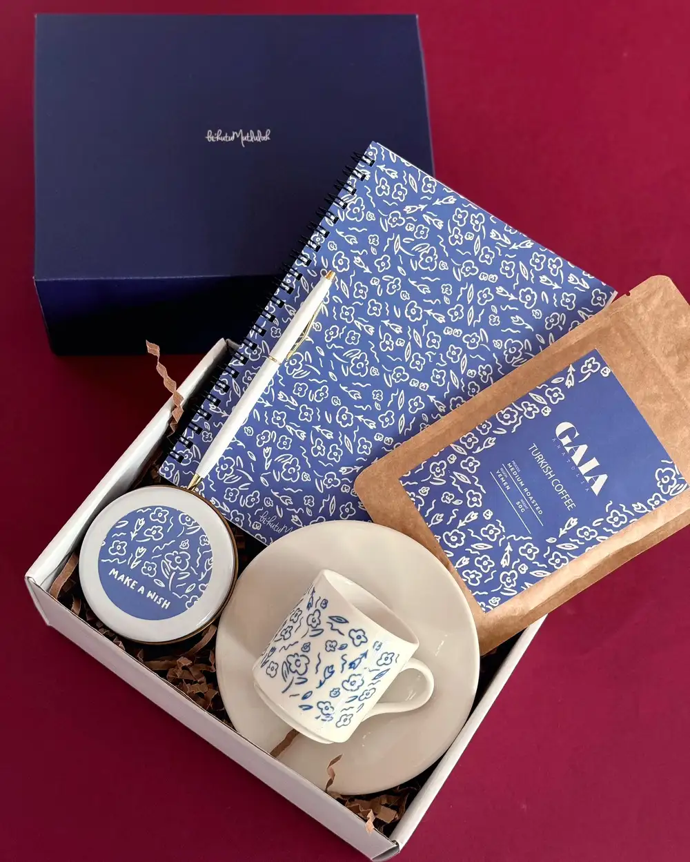 Feel Çiçekli Kadın Hediyeleri Kutusu