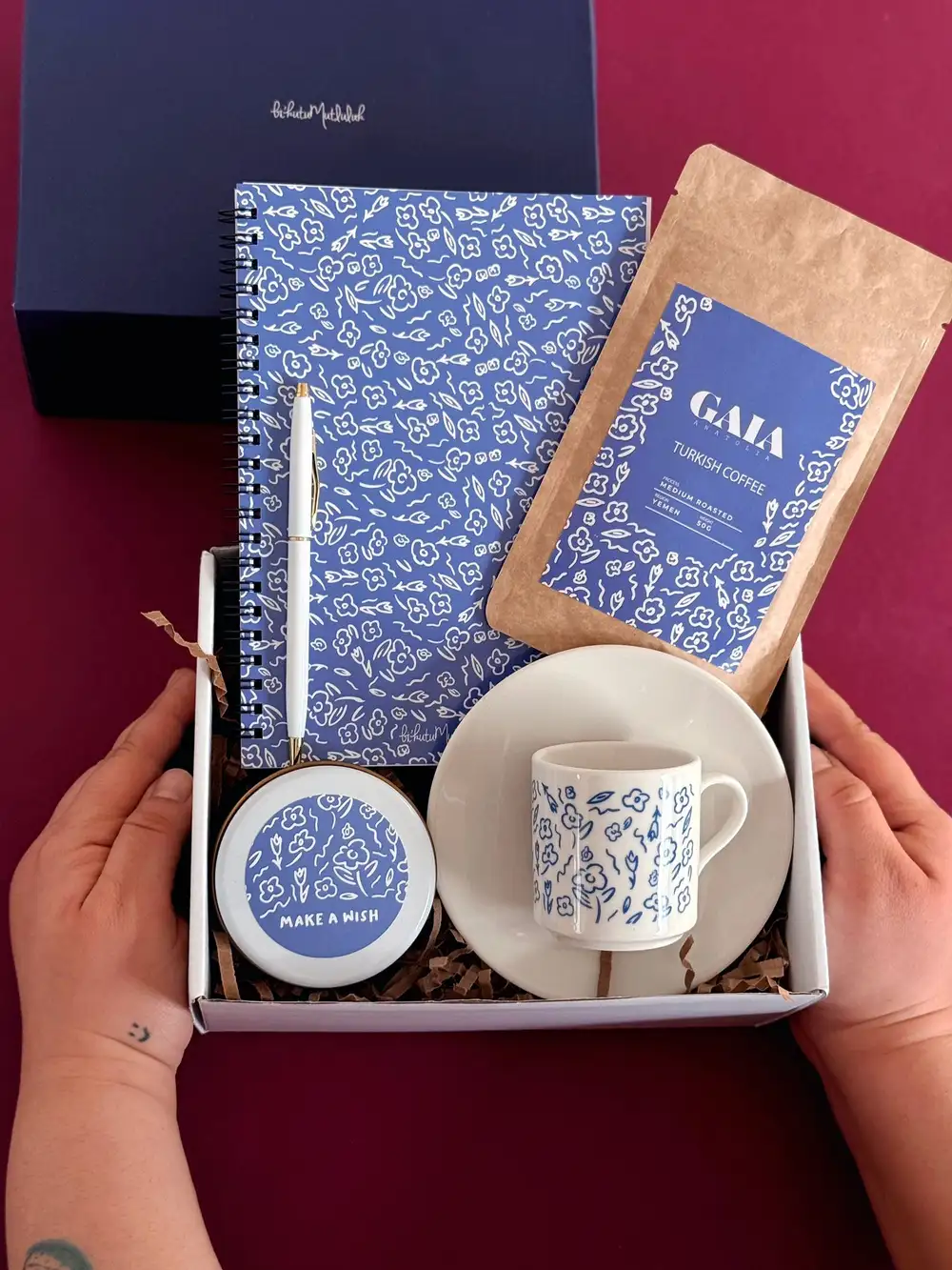 Feel Çiçekli Kadın Hediyeleri Kutusu