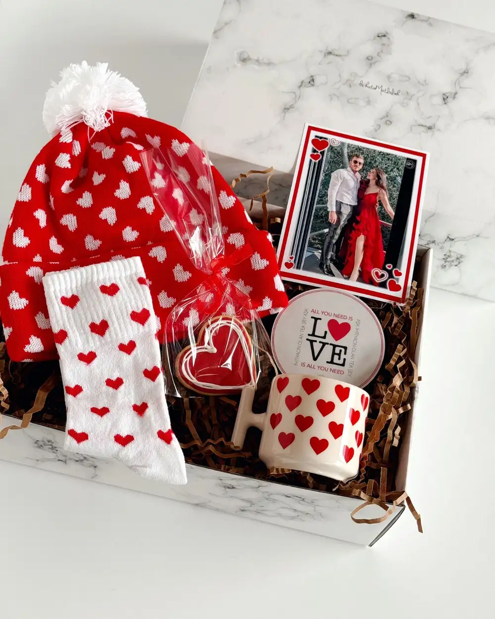 Kalpli Kırmızı Hediyeler Kutusu