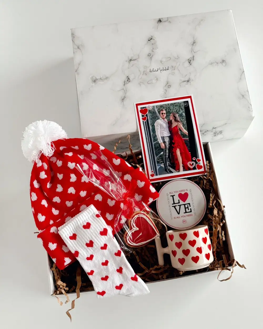 Kalpli Kırmızı Hediyeler Kutusu