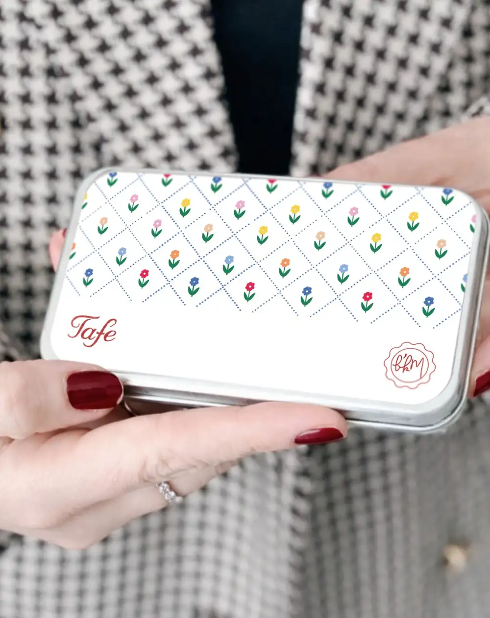 Tafe - Flower Metal Kutulu Çikolata Kaplı Fıstıklı Lokum 110 gr