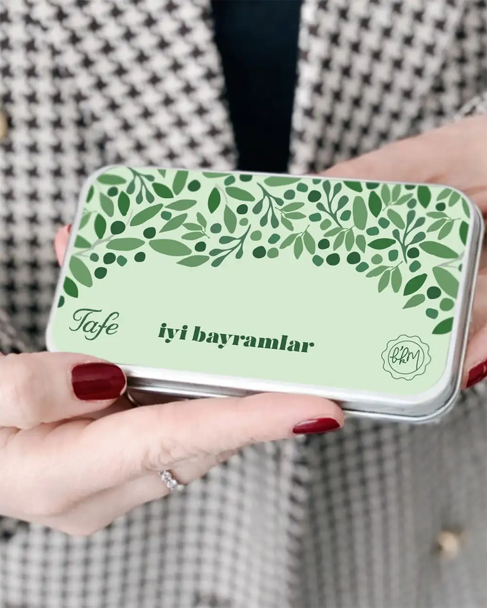 Tafe - Yeşil Bitkiler Metal Kutulu Çikolata Kaplı Fıstıklı Lokum 110gr