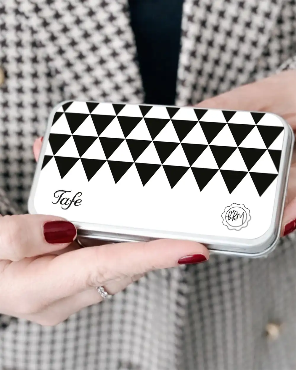 Tafe - Minimalist Üçgen Metal Kutulu Çikolata Kaplı Fıstıklı Lokum 110gr