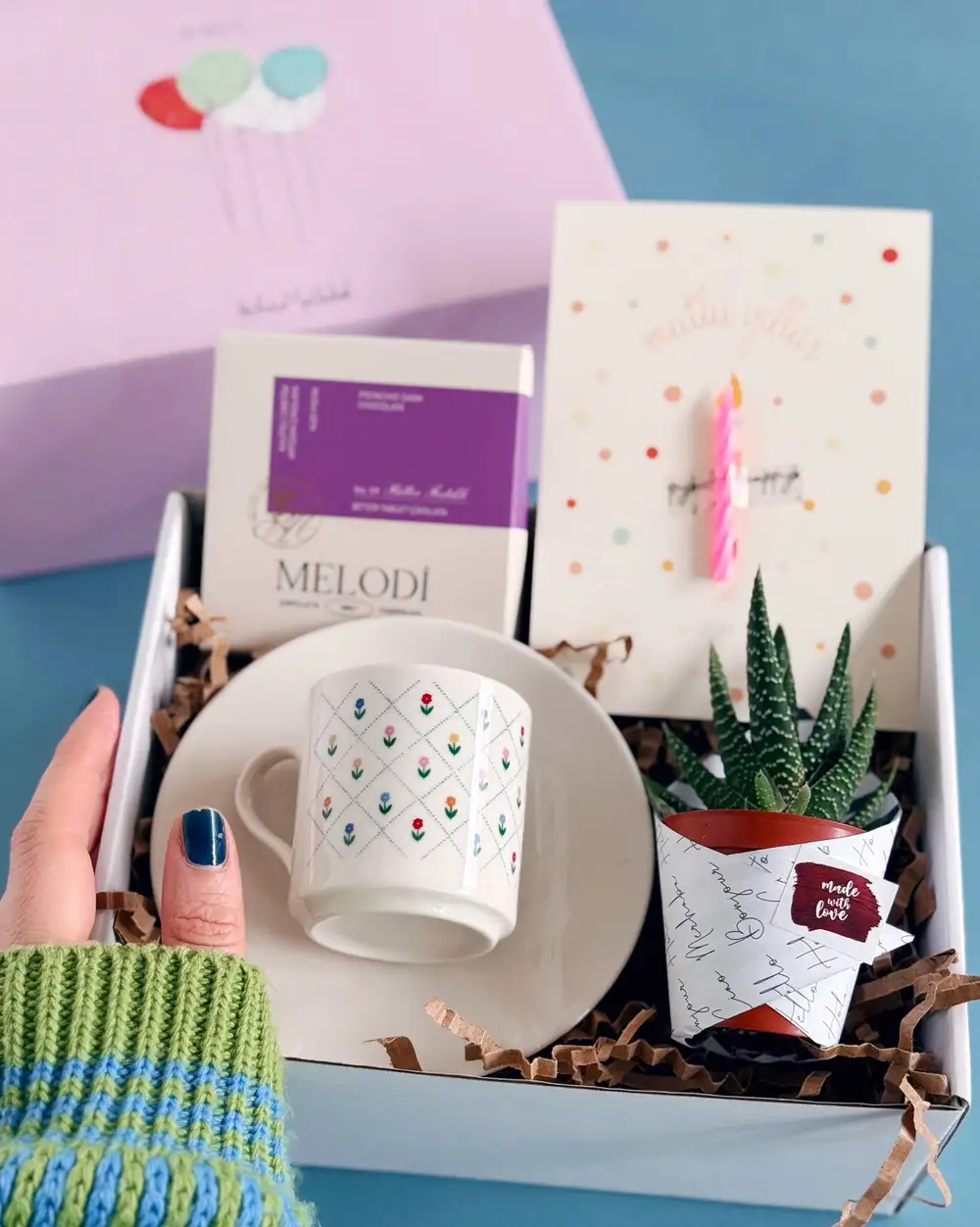 Lila Çiçekli Doğum Günü Hediyeleri Kutusu