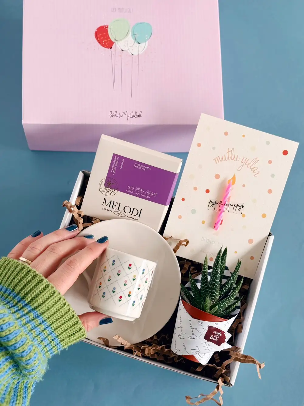 Lila Çiçekli Doğum Günü Hediyeleri Kutusu