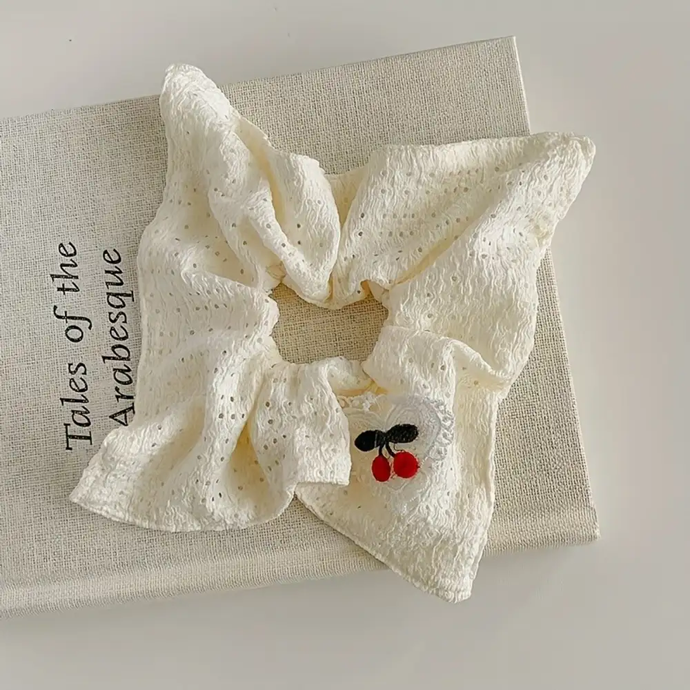 Kirazlı Düğme Detaylı Simit Toka Beyaz Scrunchie