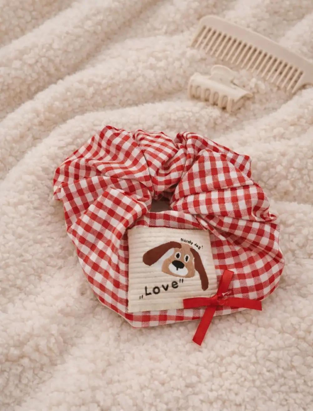 Köpekli Fiyonk Detaylı Simit Toka Kırmızı Pötikareli Scrunchie