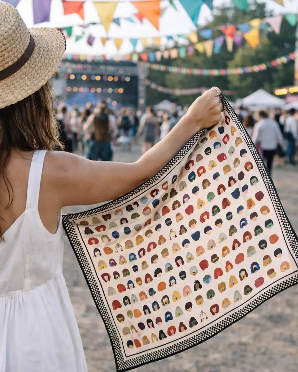 Hayatı Rengarenk Yaşa Kadınlar Çizimli Siyah Beyaz Damalı Saten Fular