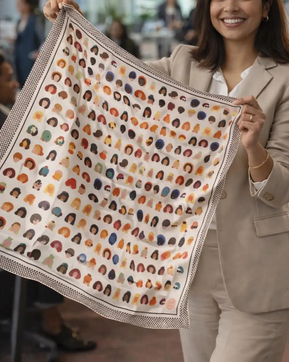 Hayatı Rengarenk Yaşa Kadınlar Çizimli Siyah Beyaz Damalı Saten Fular