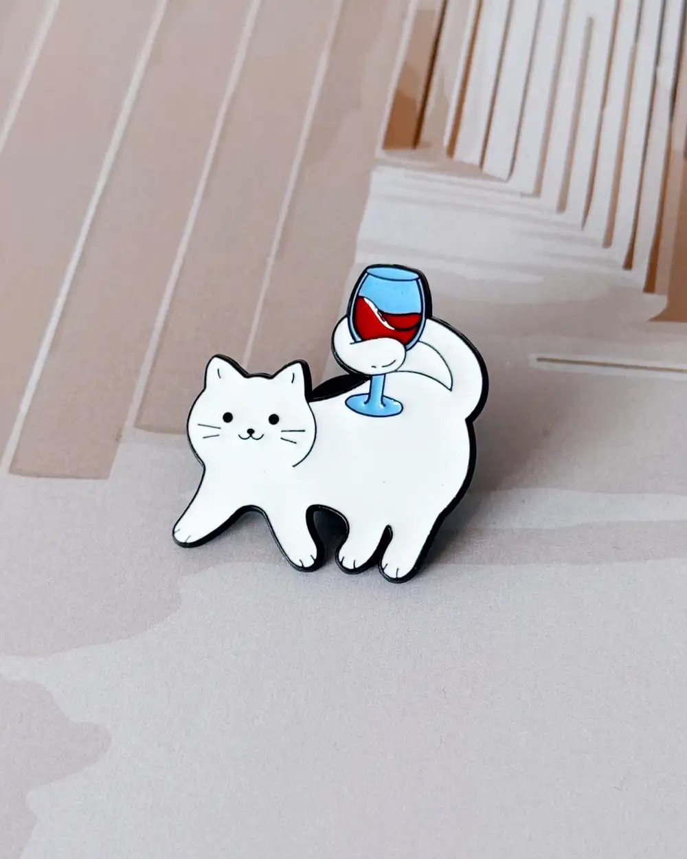 Şarap Sever Beyaz Kedi Rozet