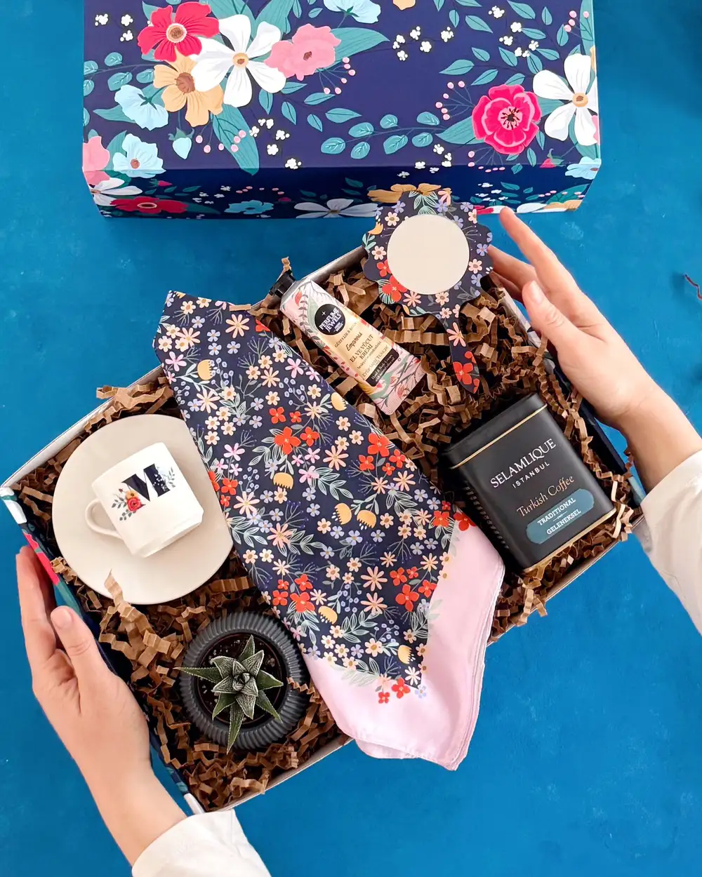 Çiçekli Baş Harf Fincanlı Hediye Kutusu