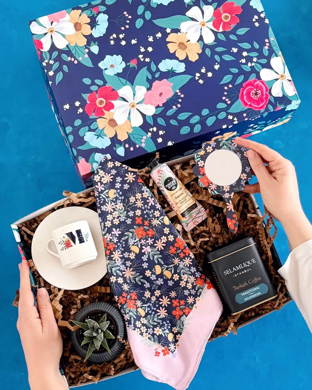 Çiçekli Baş Harf Fincanlı Hediye Kutusu