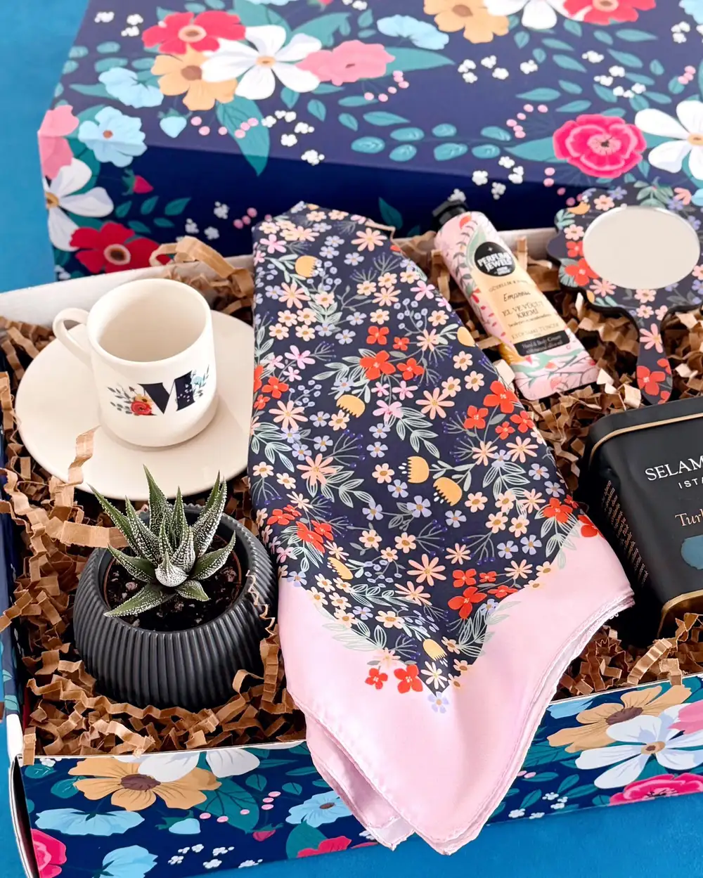 Çiçekli Baş Harf Fincanlı Hediye Kutusu