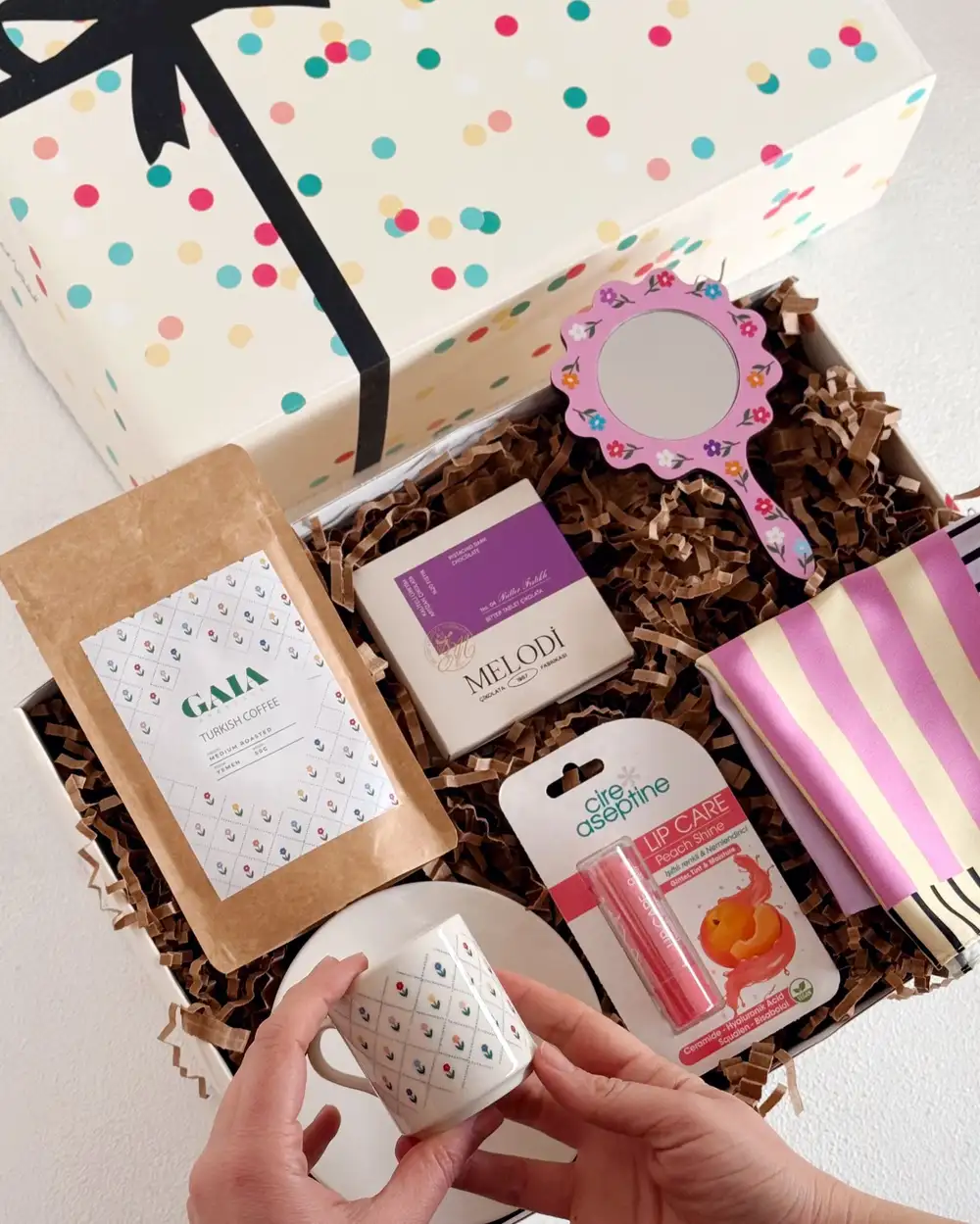 Rengarenk Çiçekli Hediyeler Kutusu