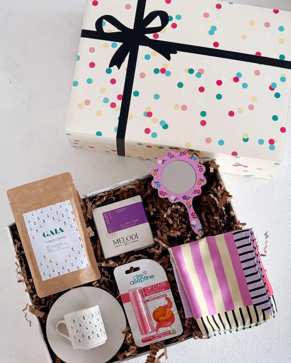 Rengarenk Çiçekli Hediyeler Kutusu