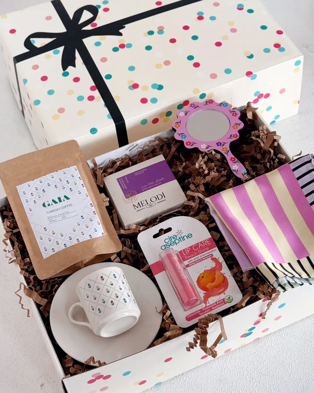 Rengarenk Çiçekli Hediyeler Kutusu