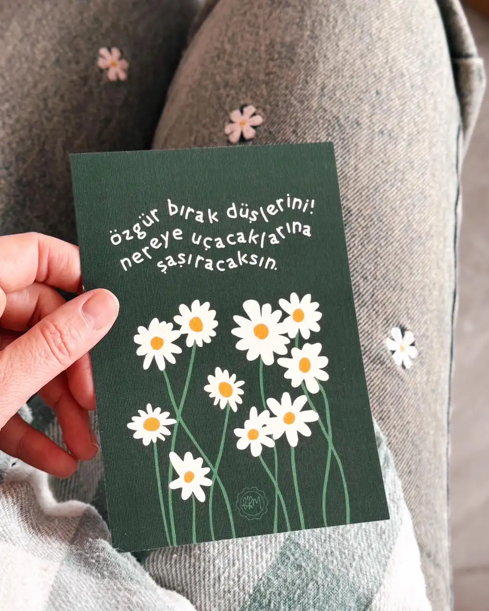 Özgür Bırak Düşlerini Papatyalı Motto Kartı Kartpostal