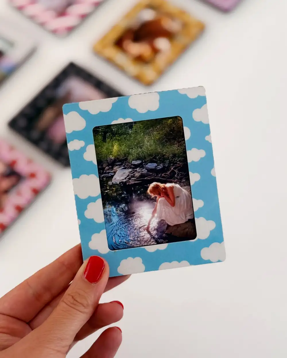 Bulutlu Magnet Çerçeve Ve Kişiye Özel 4'lü Mini Fotoğraf Baskısı 6x9 cm
