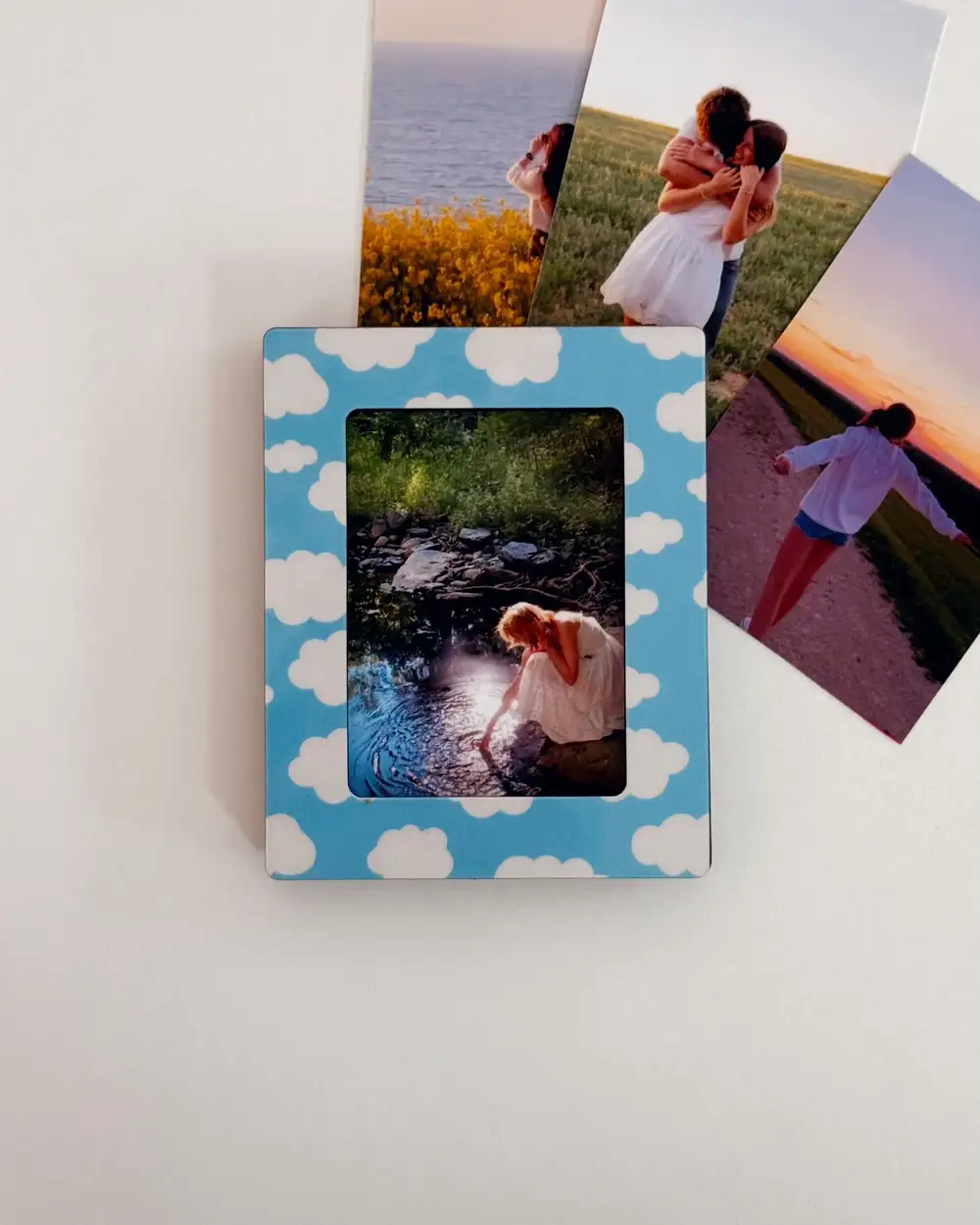Bulutlu Magnet Çerçeve Ve Kişiye Özel 4'lü Mini Fotoğraf Baskısı 6x9 cm