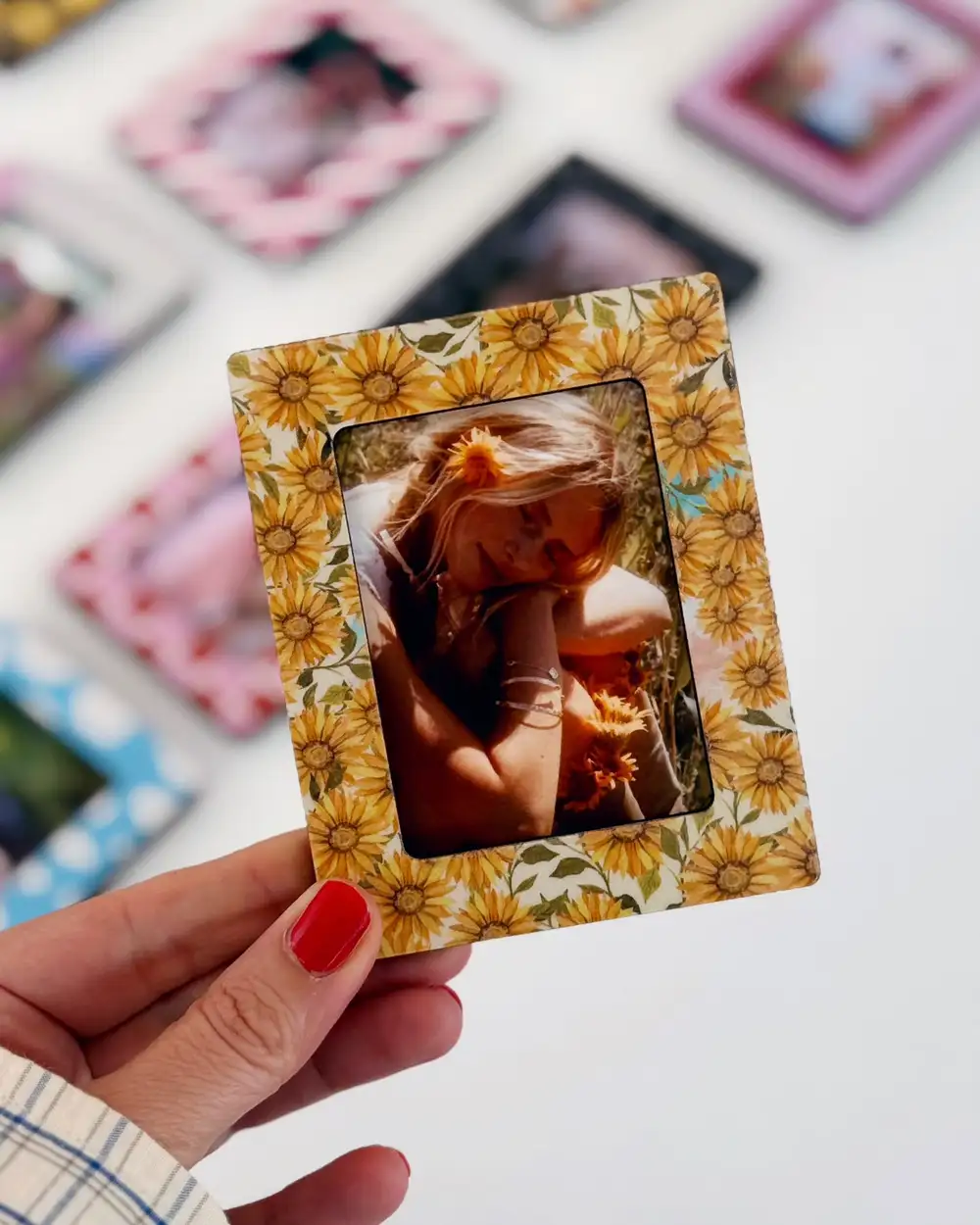 Ayçiçekli Magnet Çerçeve Ve Kişiye Özel 4'lü Mini Fotoğraf Baskısı 6x9 cm