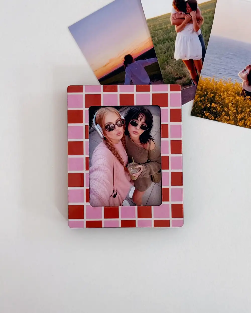 Kırmızı Pembe Damalı Magnet Çerçeve Ve Kişiye Özel 4'lü Mini Fotoğraf Baskısı 6x9 cm
