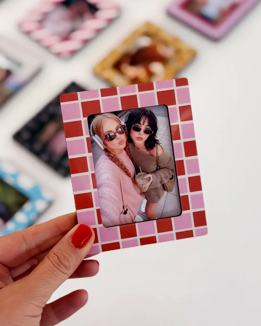 Kırmızı Pembe Damalı Magnet Çerçeve Ve Kişiye Özel 4'lü Mini Fotoğraf Baskısı 6x9 cm
