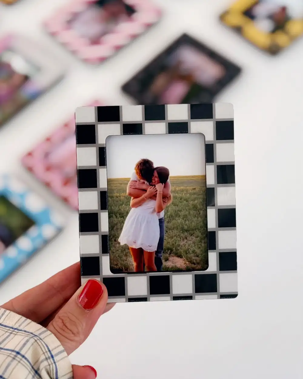 Siyah Beyaz Damalı Magnet Çerçeve Ve Kişiye Özel 4'lü Mini Fotoğraf Baskısı 6x9 cm
