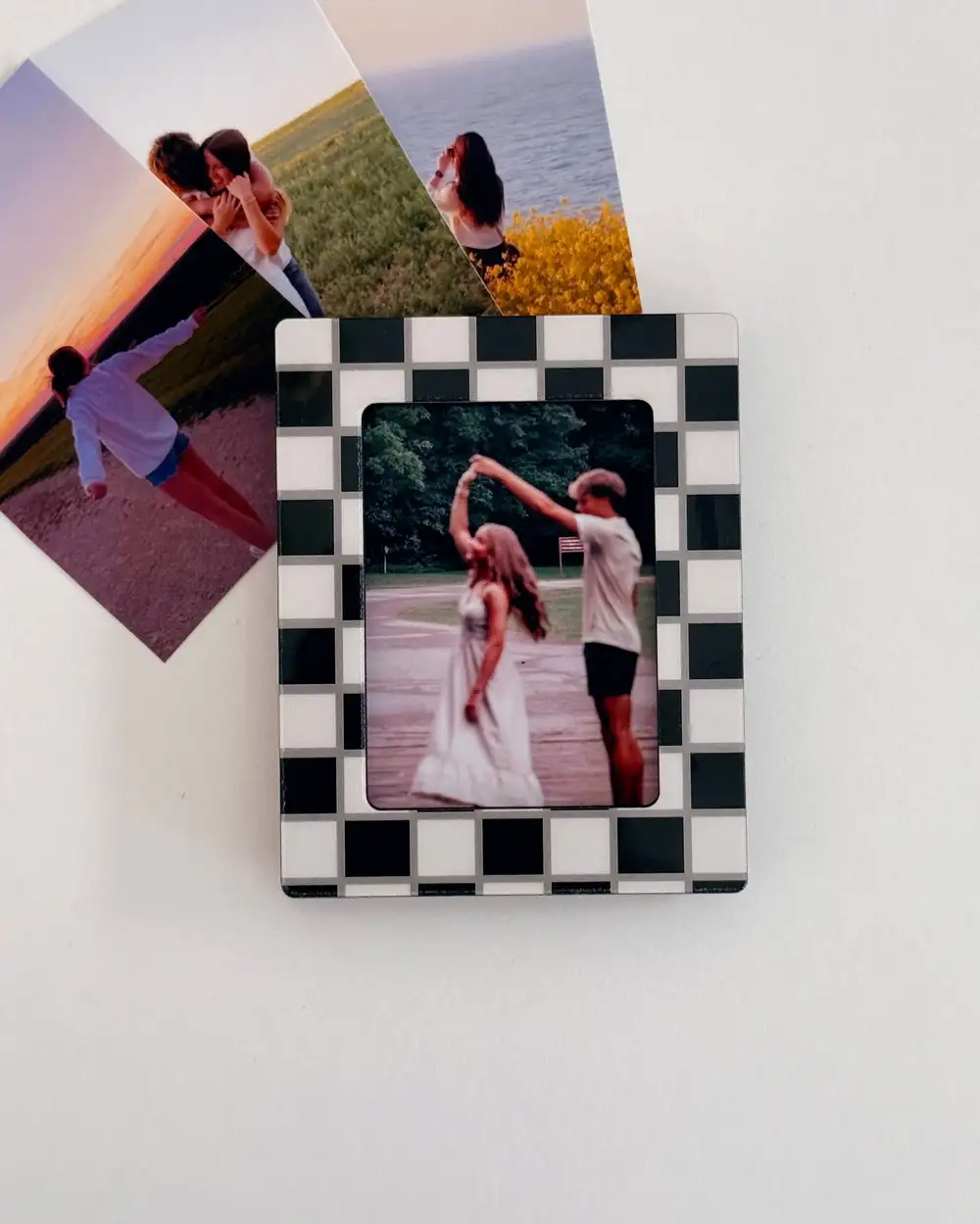 Siyah Beyaz Damalı Magnet Çerçeve Ve Kişiye Özel 4'lü Mini Fotoğraf Baskısı 6x9 cm