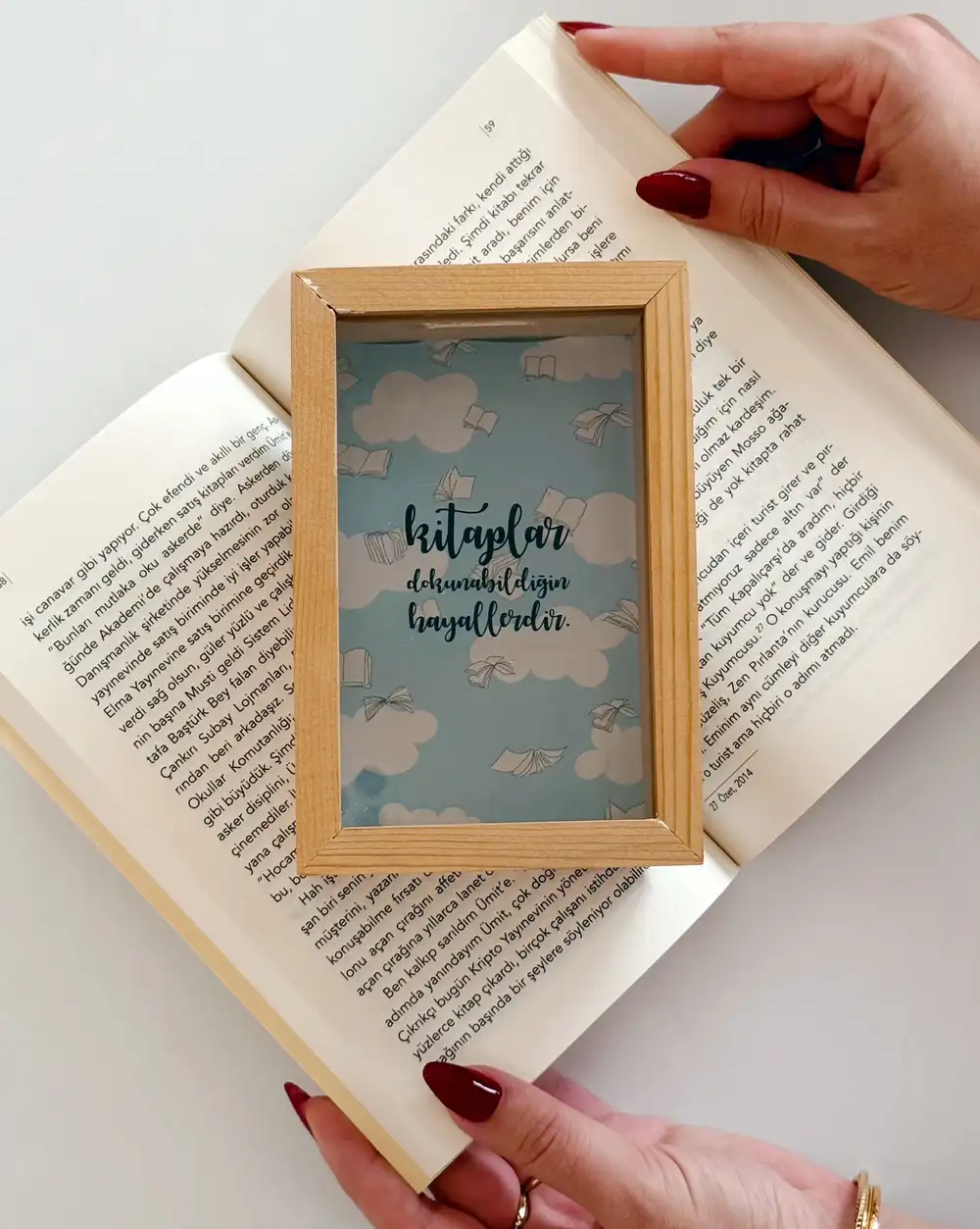 Ahşap Kumbara Kitaplar Dokunabildiğin Hayallerdir