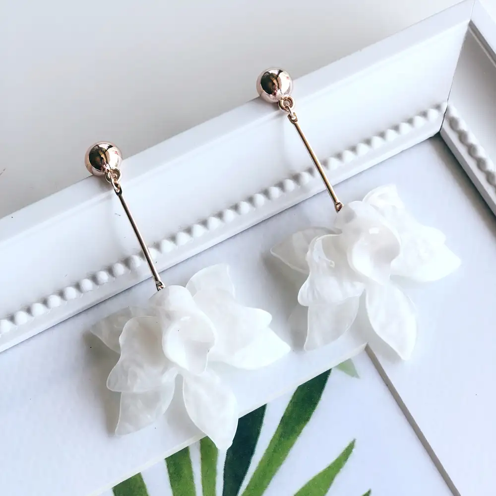 Zarif Sedefli Mermer Çiçek Küpe (Beyaz)